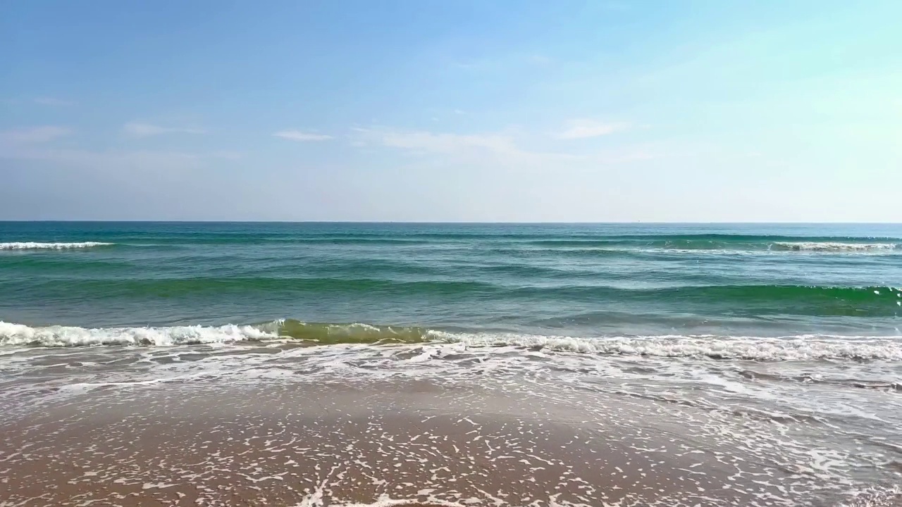 夏日里的沙滩和大海之美视频素材