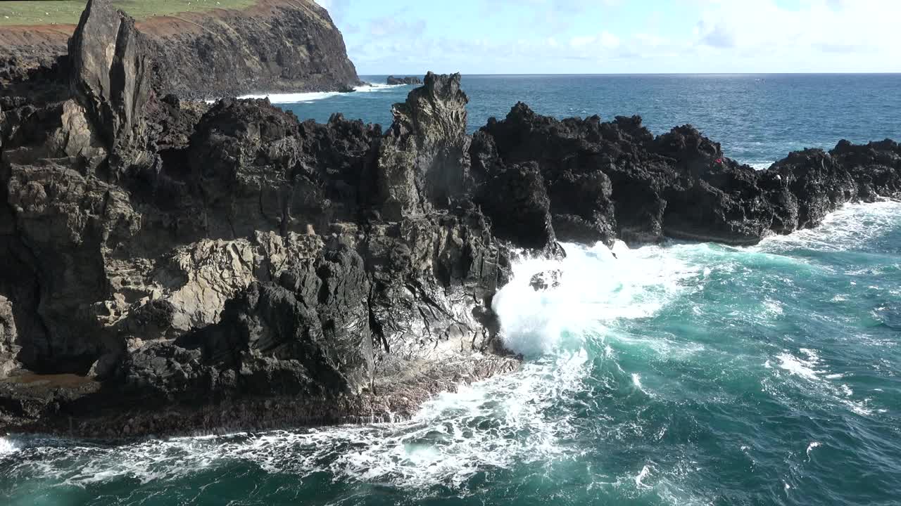 大西洋的巨浪。大西洋的波浪和岩石。美丽的海景。大西洋蔚蓝的大海和巨大的海浪撞击着岩石悬崖，溅起浪花和白色的泡沫。视频素材