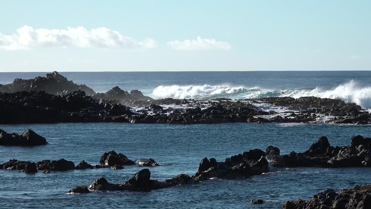 大西洋的巨浪。大西洋的波浪和岩石。美丽的海景。大西洋蔚蓝的大海和巨大的海浪撞击着岩石悬崖，溅起浪花和白色的泡沫。视频素材