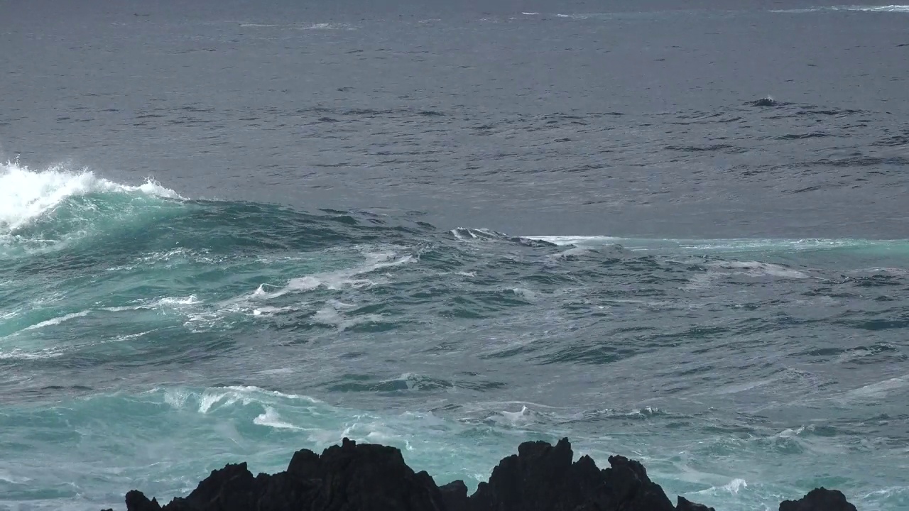 大西洋的巨浪。大西洋的波浪和岩石。美丽的海景。大西洋蔚蓝的大海和巨大的海浪撞击着岩石悬崖，溅起浪花和白色的泡沫。视频素材