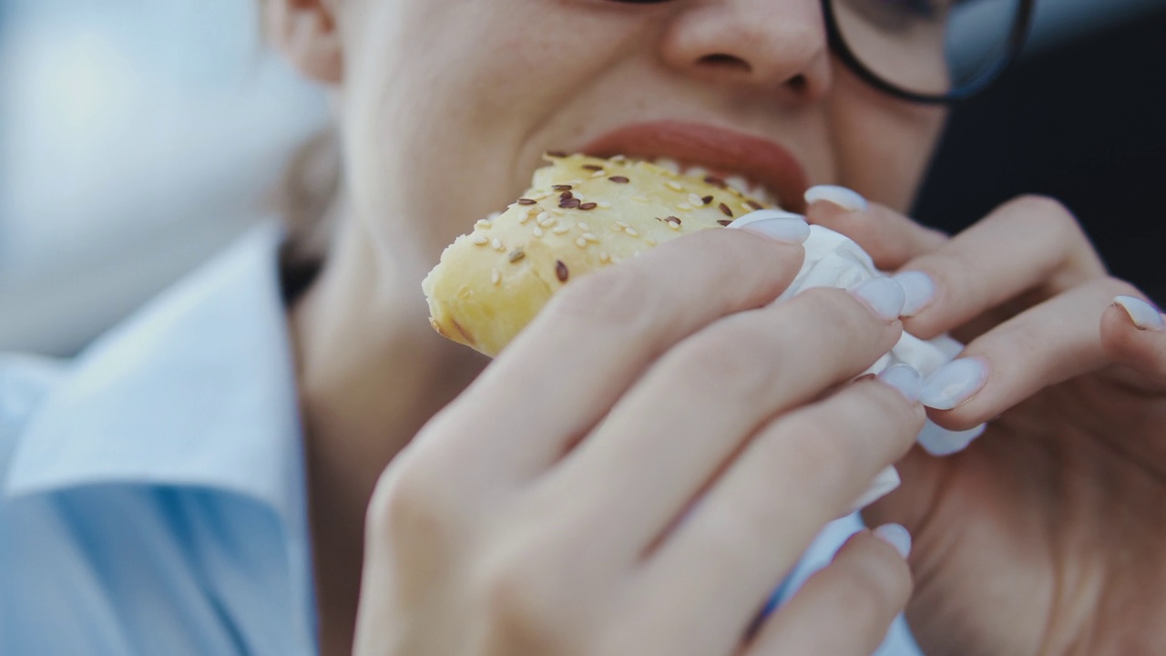 特写女人吃着美味的披萨，享受着油腻不健康的零食视频下载