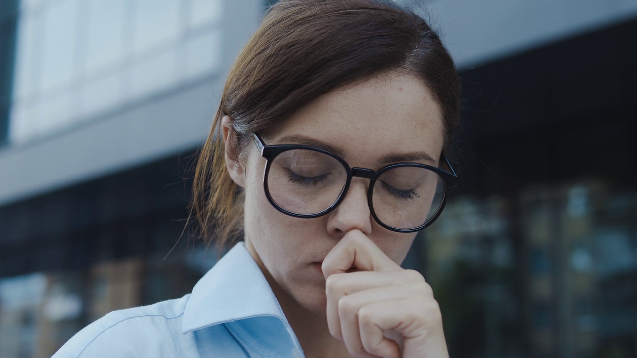 有思想的女人努力解决她所有的问题，做出艰难的决定视频下载