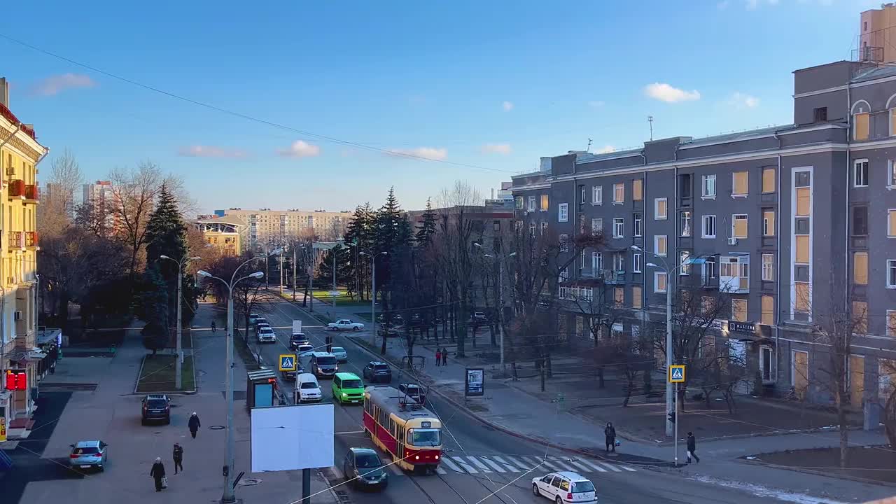 都市风格。繁忙城市道路的俯视图。路上有汽车和有轨电车。视频下载