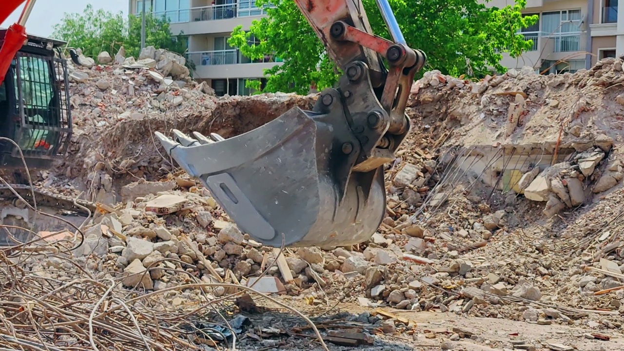 挖掘机在建筑工地分离拆除的铁和混凝土视频素材