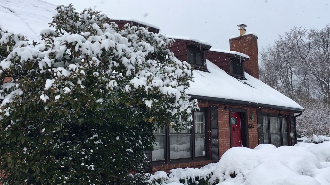 冬季暴风雪期间，雪落在科德角的房子上。视频下载