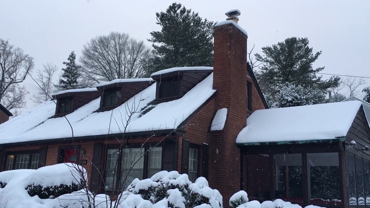 冬季暴风雪期间，雪落在科德角的房子上。视频下载