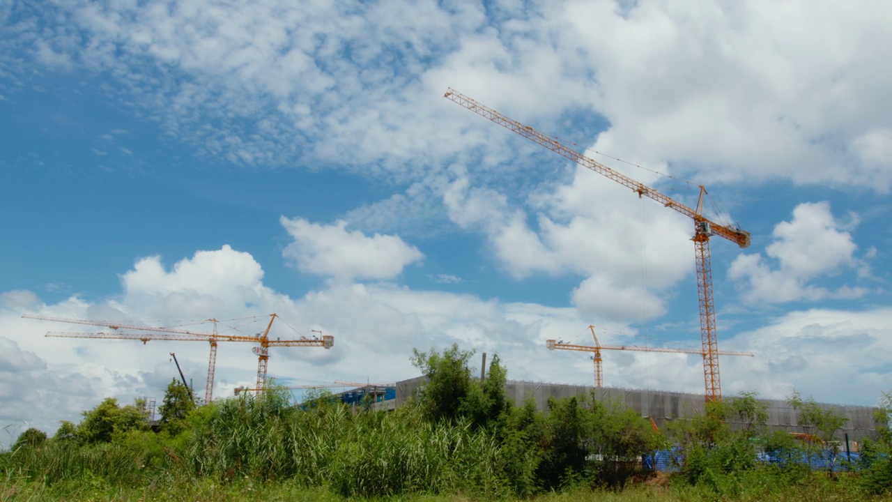 起重机在建筑施工蓝天上工作的时间间隔。视频素材