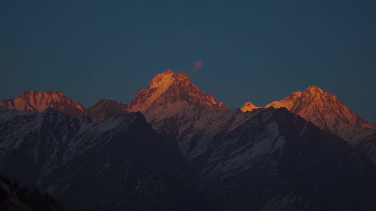 在印度喜马偕尔邦的金纳尔，冬季手持拍摄的白雪覆盖的喜马拉雅山峰。喜马拉雅山脉在印度冬季的日落。视频素材