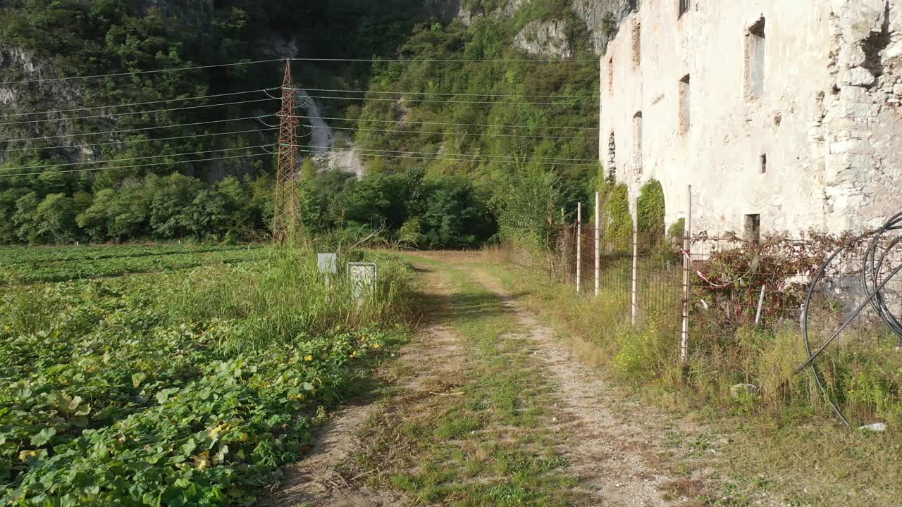 特伦蒂诺乡村一座废弃房屋的景色视频素材