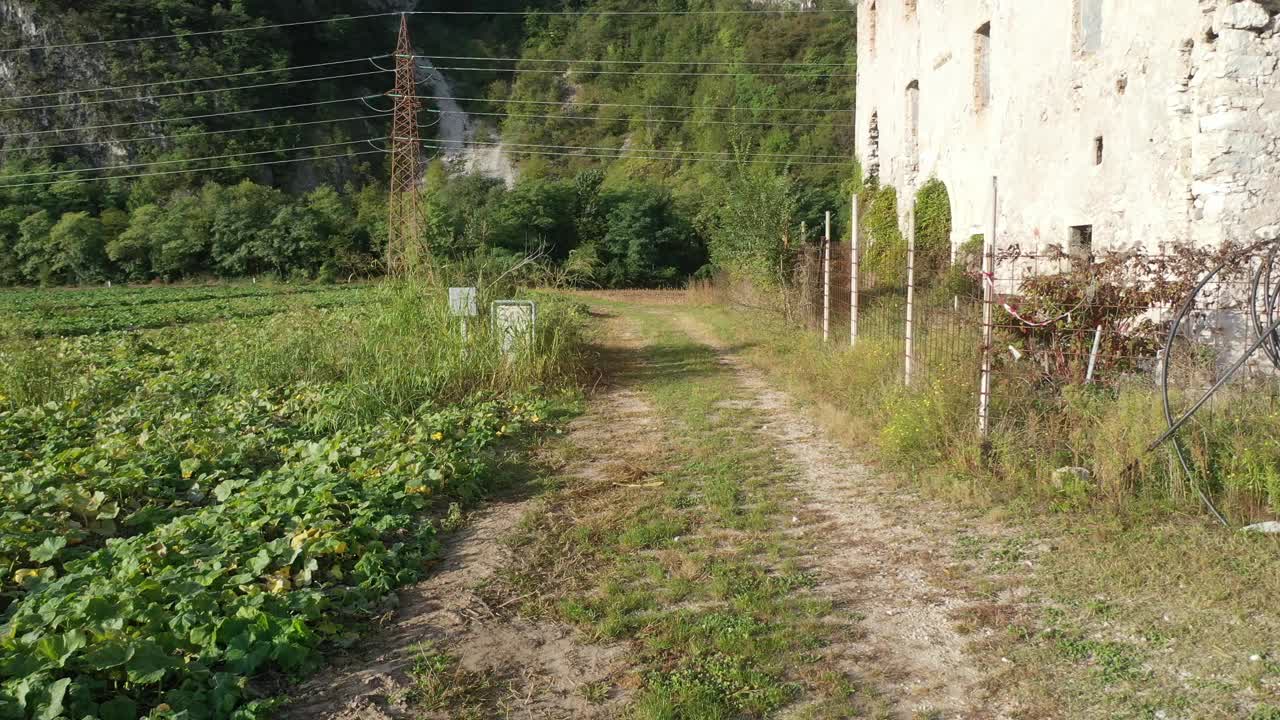 特伦蒂诺乡村一座废弃房屋的景色视频下载