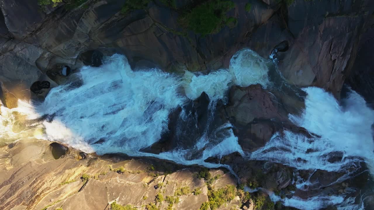 山谷中流过岩石的急流视频素材