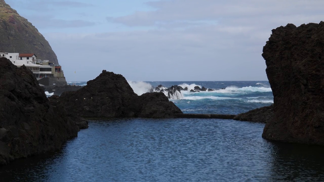 在葡萄牙马德拉岛的莫尼兹港，海浪冲击岩石的美丽景色视频素材