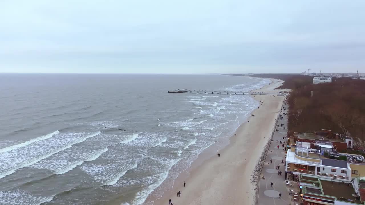 1月份科洛布热格码头的航拍画面。波罗的海的波浪在冬天的风景。沿海城市。视频素材