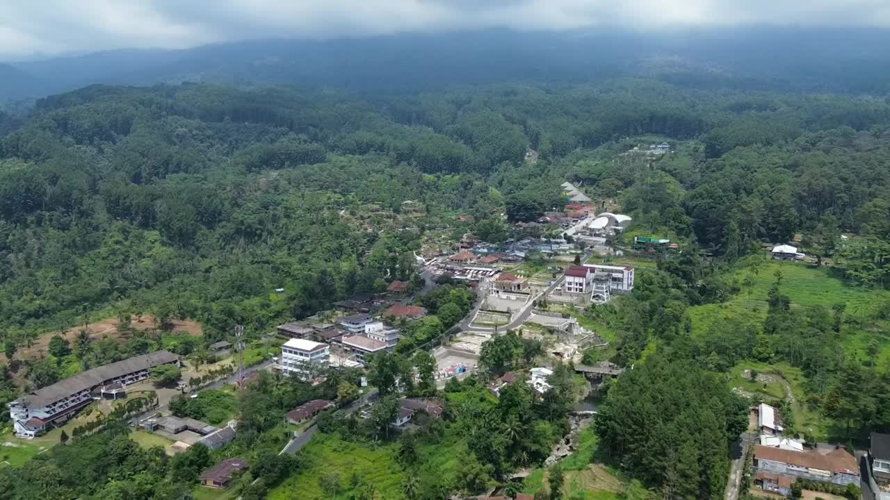 小镇周围的森林景观从上面看视频下载