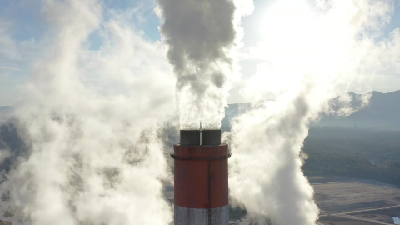 空中热电厂和冷却塔视频素材