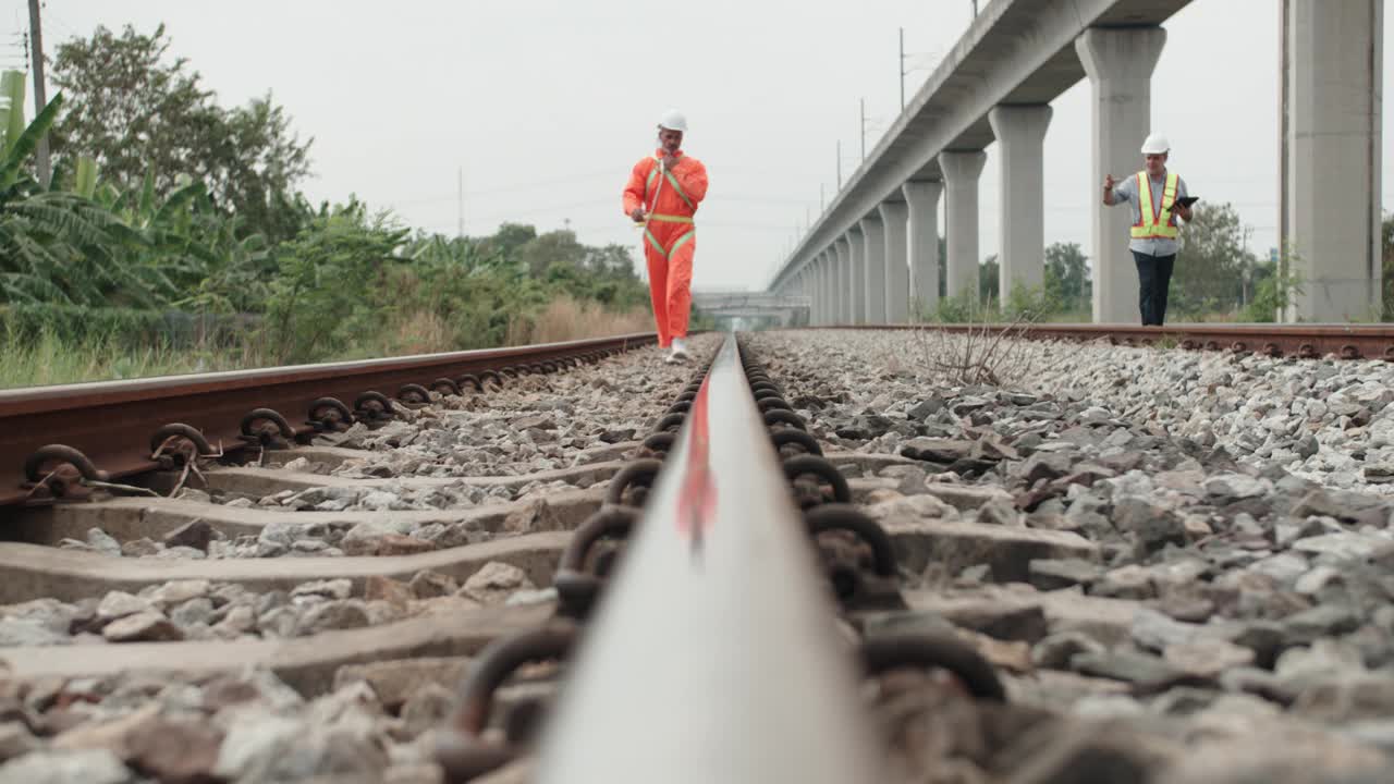 两位工程师讨论了勘察现场施工的计划视频素材