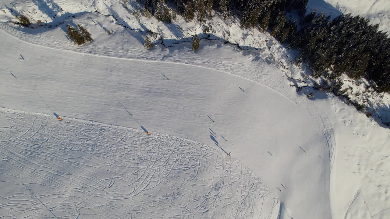 人们在萨尔巴赫-斯特格莱姆滑雪的滑雪场，奥地利-空中俯瞰视频素材