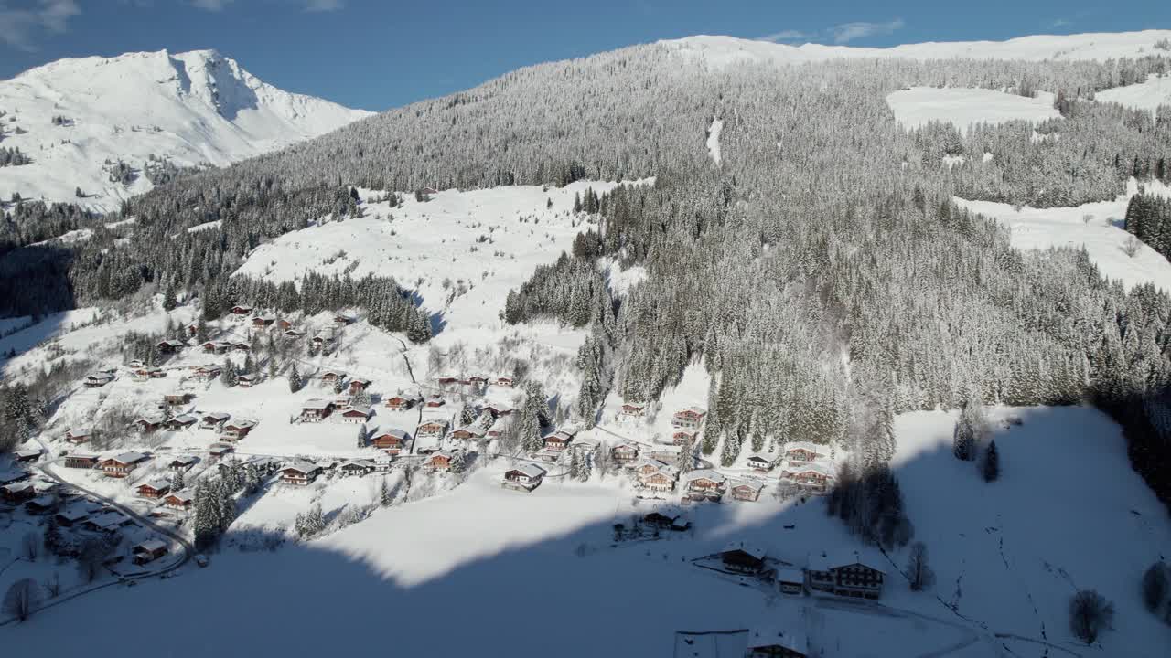 奥地利萨尔巴赫-辛特格勒姆山区的积雪覆盖的定居点和森林。-航拍视频素材