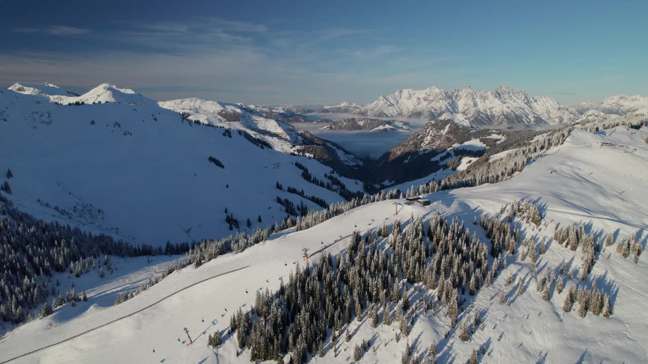 滑雪胜地，密特霍恩山在奥地利-空中无人机拍摄视频素材