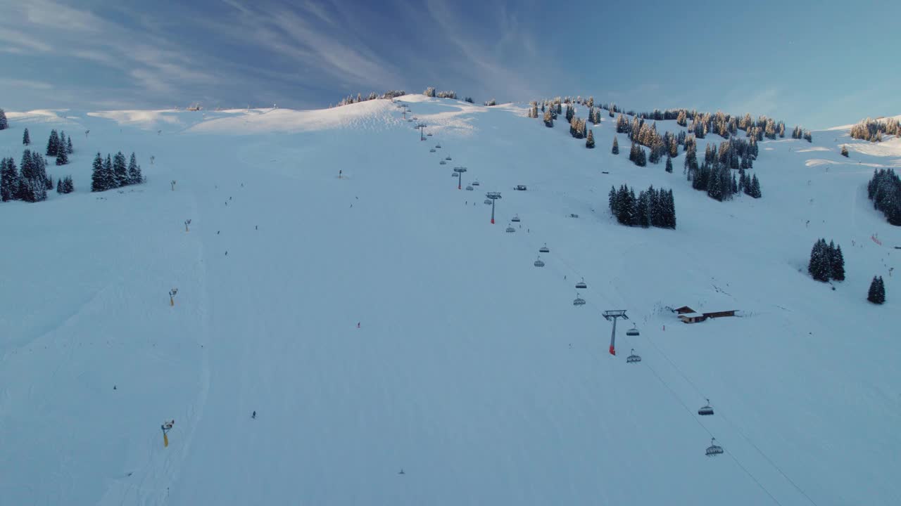 滑雪缆车和滑雪者在山滑雪胜地萨尔巴赫-辛特格勒姆，奥地利-空中无人机拍摄视频素材