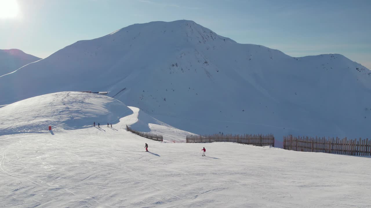 萨尔巴赫-辛特格勒姆滑雪胜地与滑雪者在奥地利-无人机拍摄视频素材