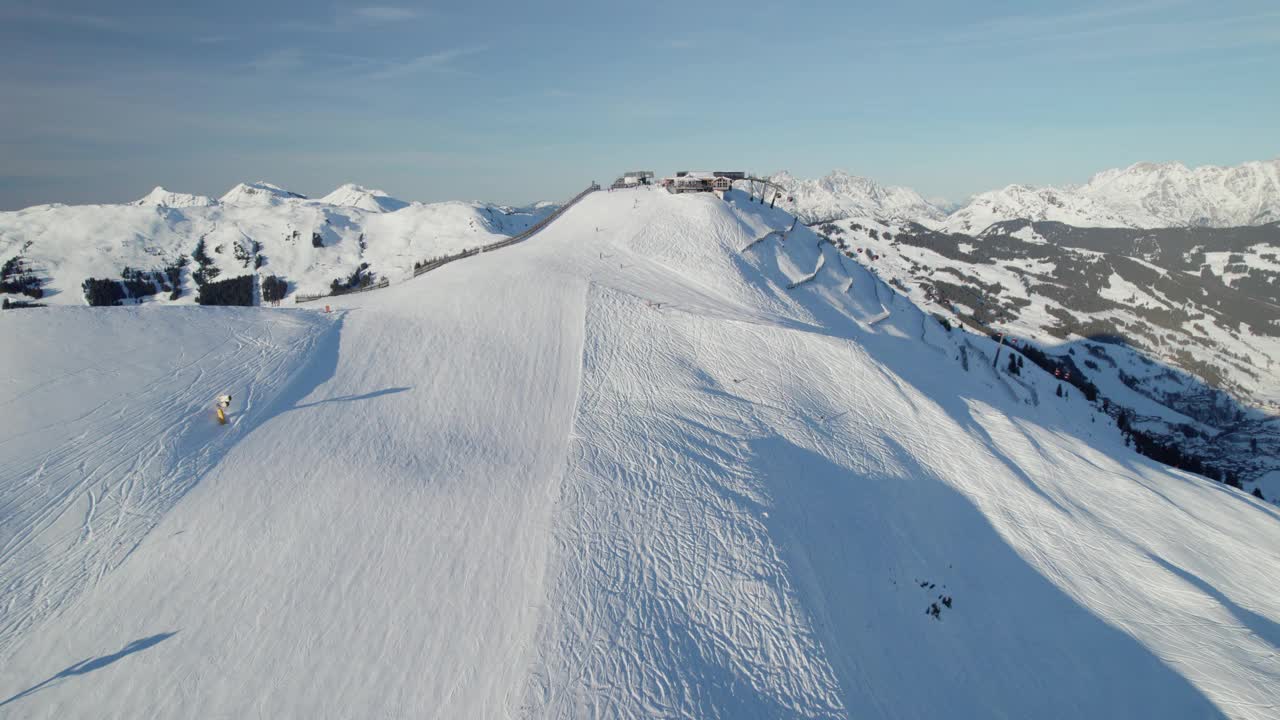 冬季山景观-滑雪胜地在萨尔巴赫-腹地，奥地利-航拍视频素材