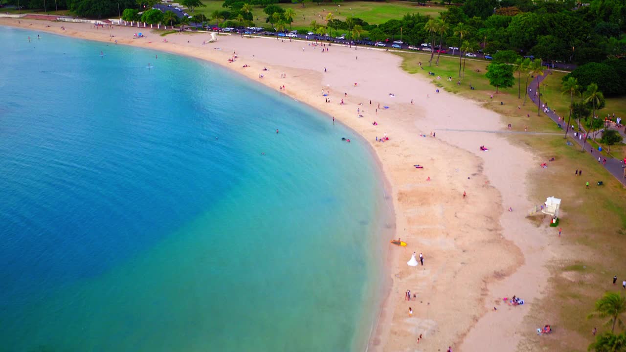 日落时，城市现代建筑在海滩上的空中倾斜镜头-夏威夷檀香山视频素材