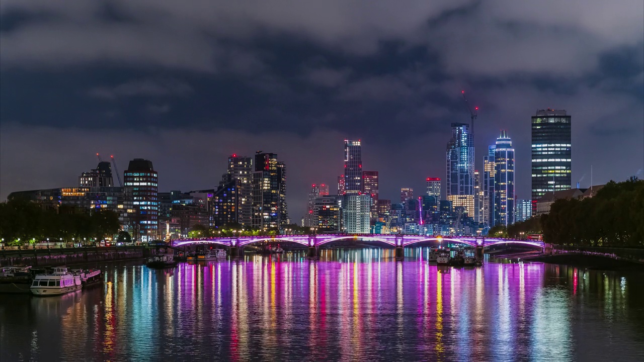 英国伦敦，沃克斯豪尔摩天大楼和兰伯斯大桥的延时夜景。视频下载