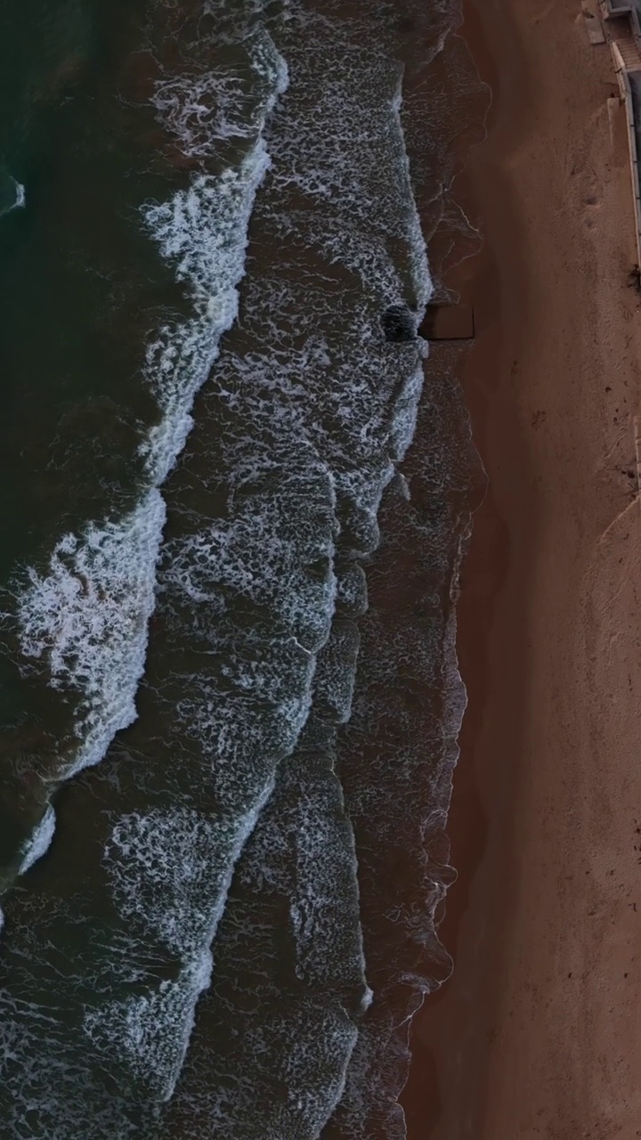 空中垂直慢动作的海滩与海浪视频素材