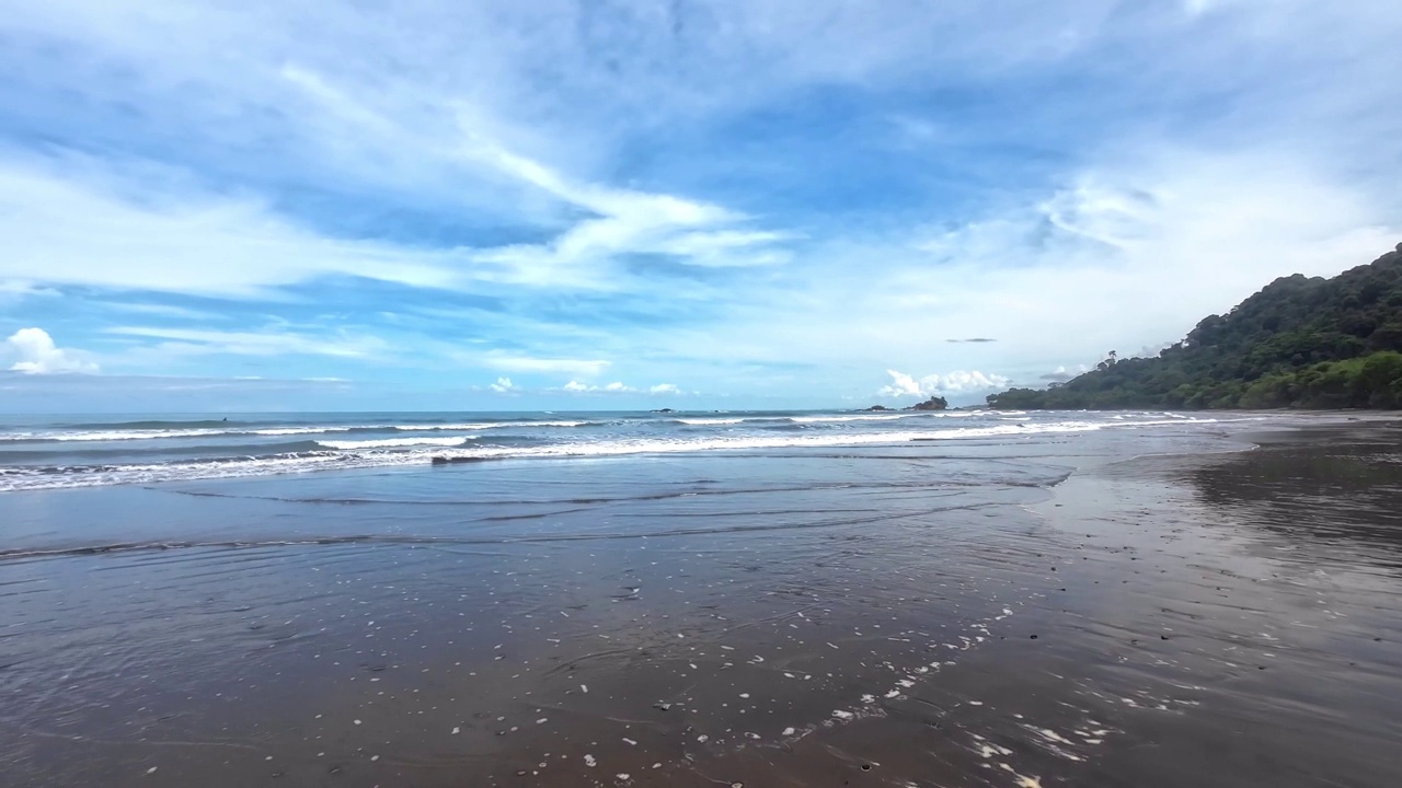 神奇的海滩视频-海浪打破金色的沙子在蓝天下，由温柔的云形成包围。纯粹的自然田园诗-复制空间视频素材