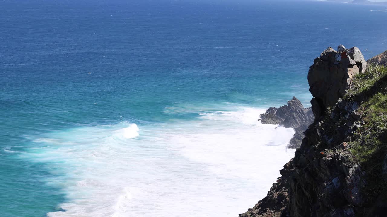 海浪撞击悬崖视频素材