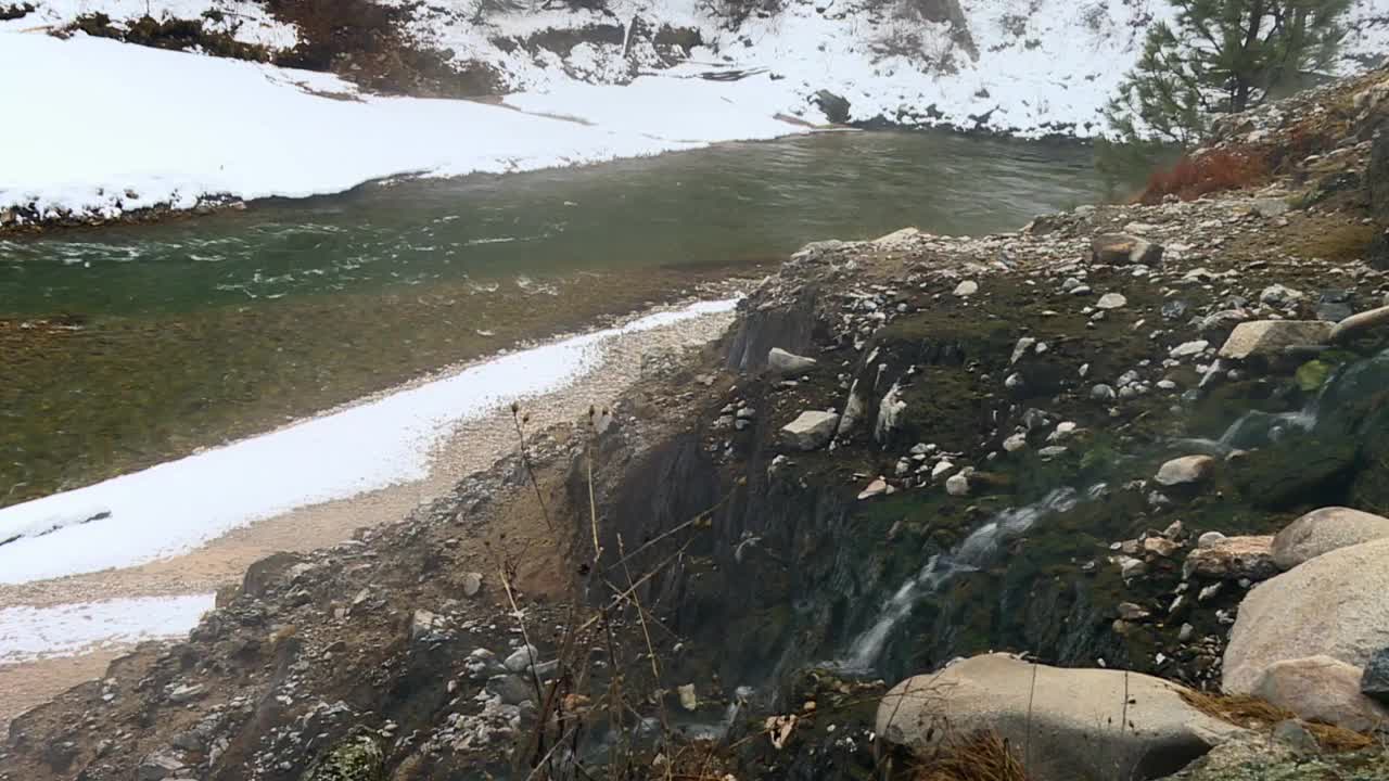 美国爱达荷州博伊西国家森林的雪山和河流温泉。静态的照片视频素材