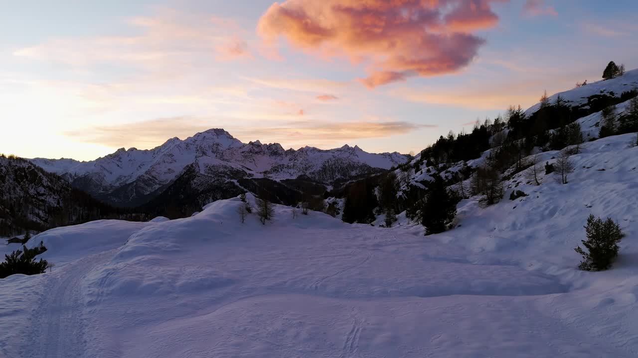 意大利瓦尔泰利纳的Valmalenco Dolomites山脉宁静的冬季景观。航拍无人机上升视图视频素材