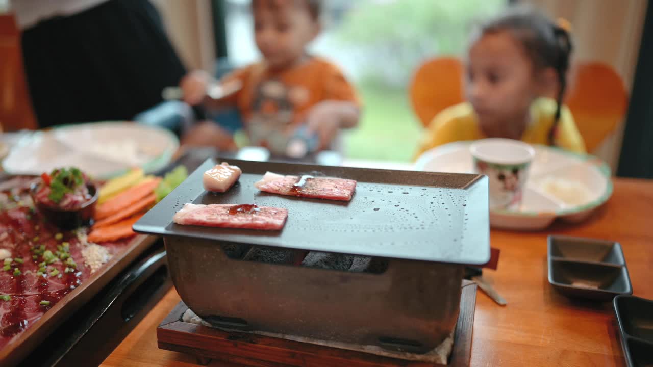 厨师在餐桌上烧烤优质的吉拉比泰国和牛饭视频素材