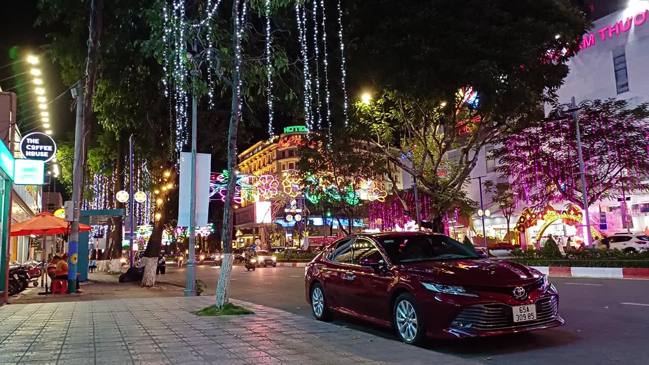 越南芹苴市和平大街的夜生活景观。市区有交通和购物中心的城市景观。视频素材