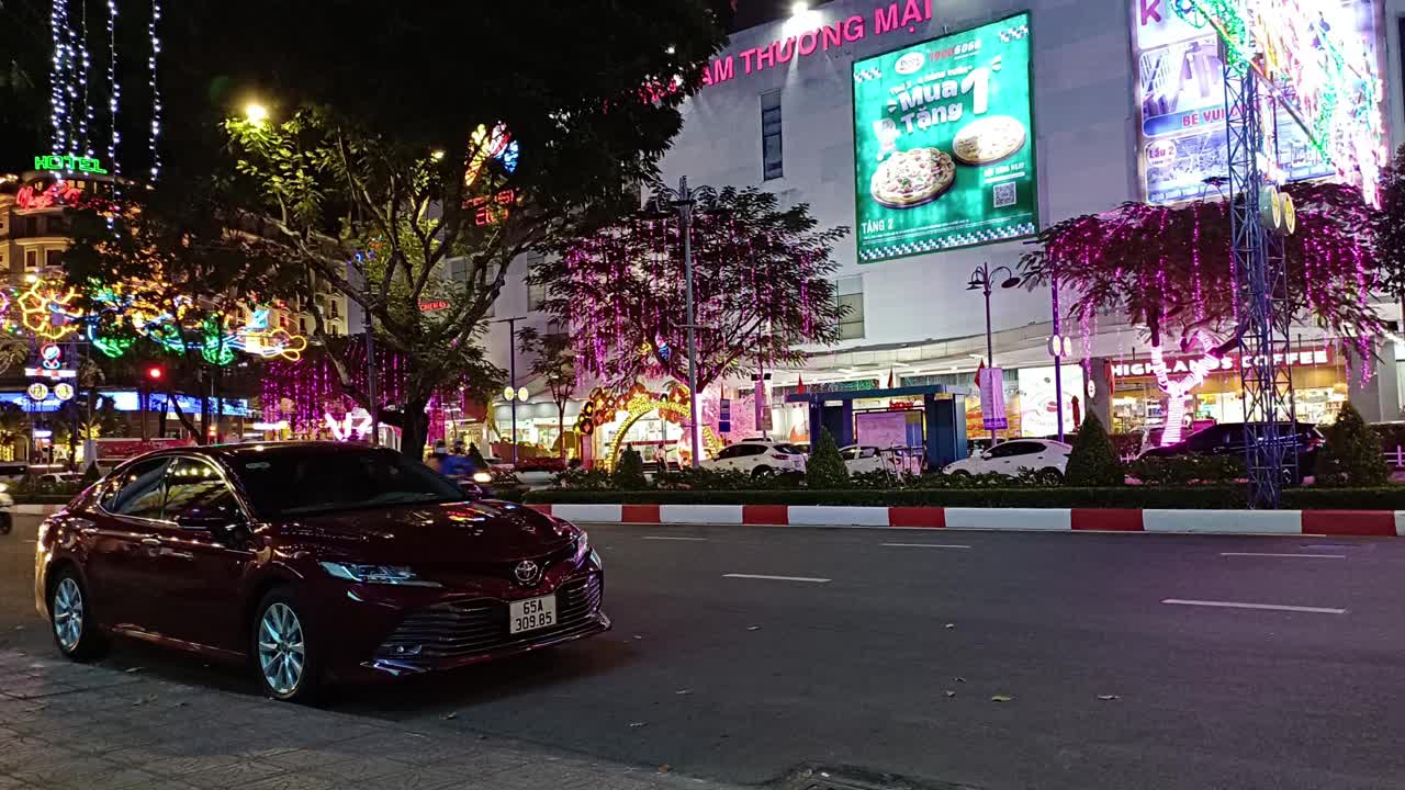 越南芹苴市和平大街的夜生活景观。市区有交通和购物中心的城市景观。视频素材