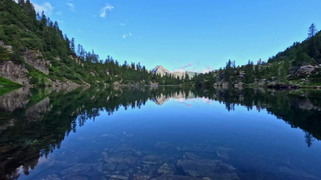 瑞士阿尔卑斯山夏季的高山湖泊视频素材