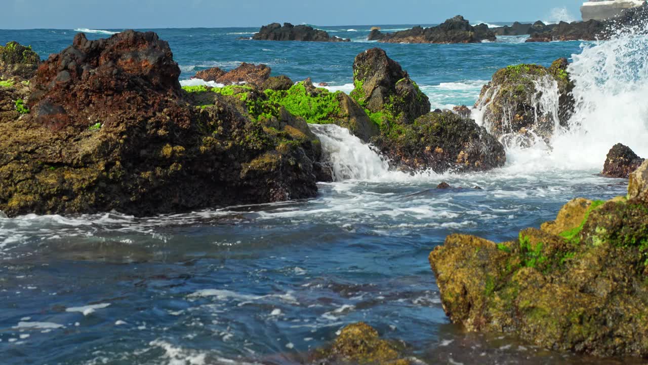 大西洋的海浪流过特内里费岛的岩石海岸，手持视频素材