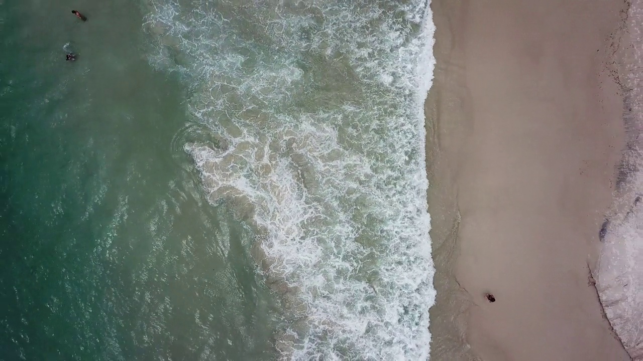 巴西南部Florianópolis的海滩上波涛汹涌视频下载