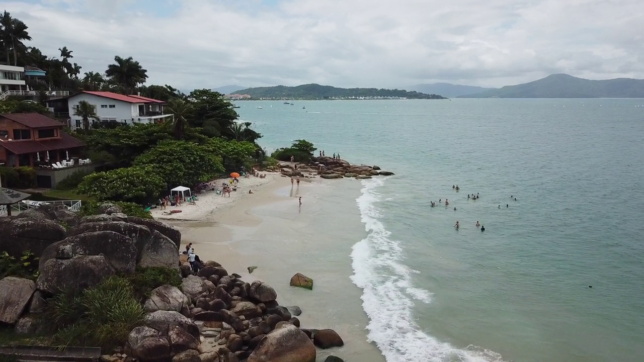 在Florianópolis，人们在阳光明媚的夏日享受海滩视频下载