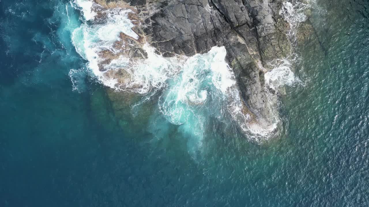 从空中俯瞰，蓝绿色的海浪冲击着海岸的岩石。Catanduanes、菲律宾。视频素材