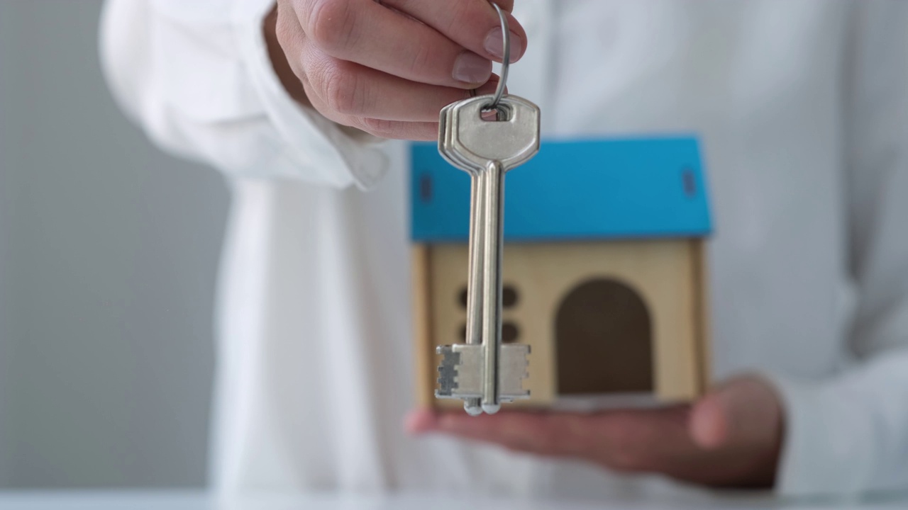 房地产经纪人或房地产经纪人在签订合同后将房子钥匙交给买方视频素材