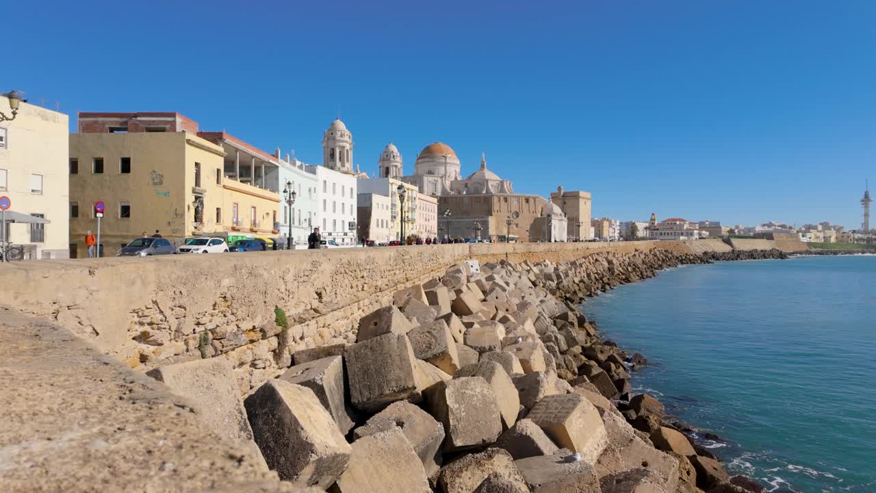 沿海城市景观，湛蓝的天空，历史建筑，平静的大海，白天视频素材