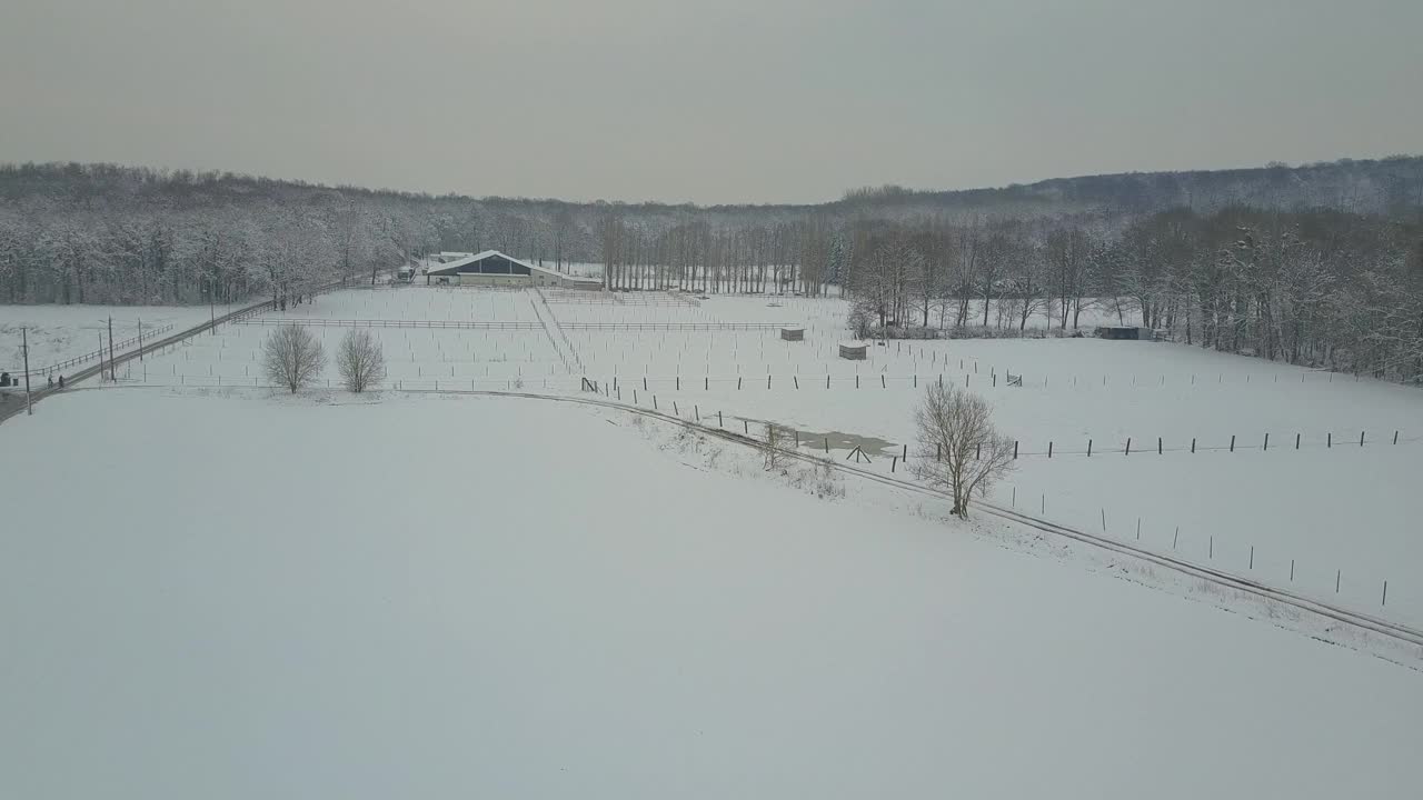 鸟瞰白雪覆盖的乡村视频下载