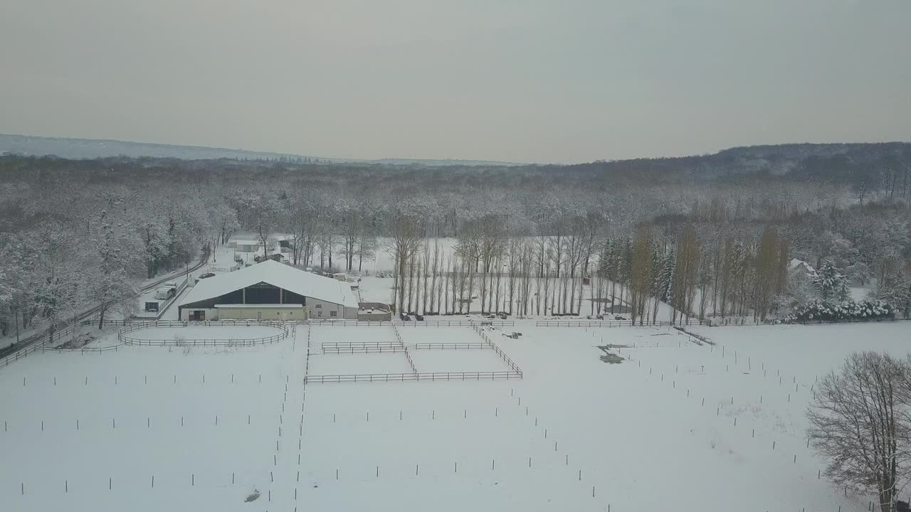 鸟瞰白雪覆盖的乡村视频下载