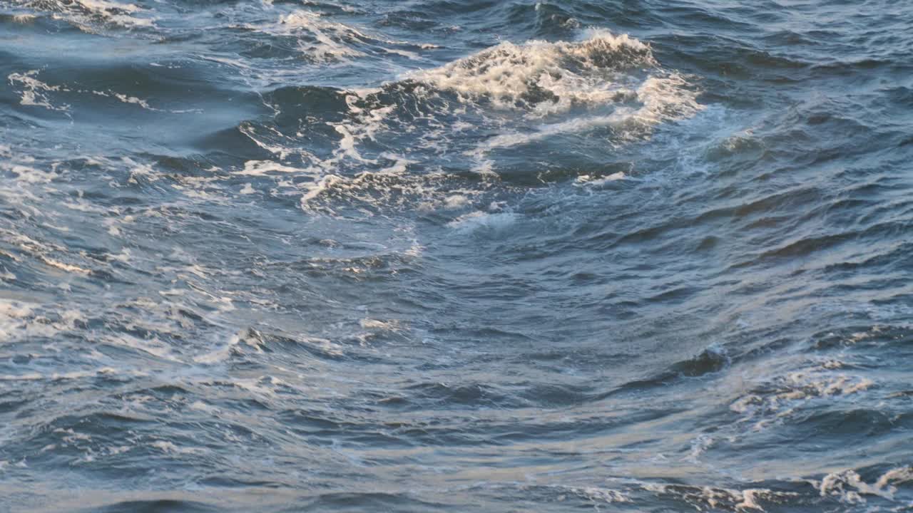 旅行时海上波涛汹涌，海水有波浪和泡沫视频下载