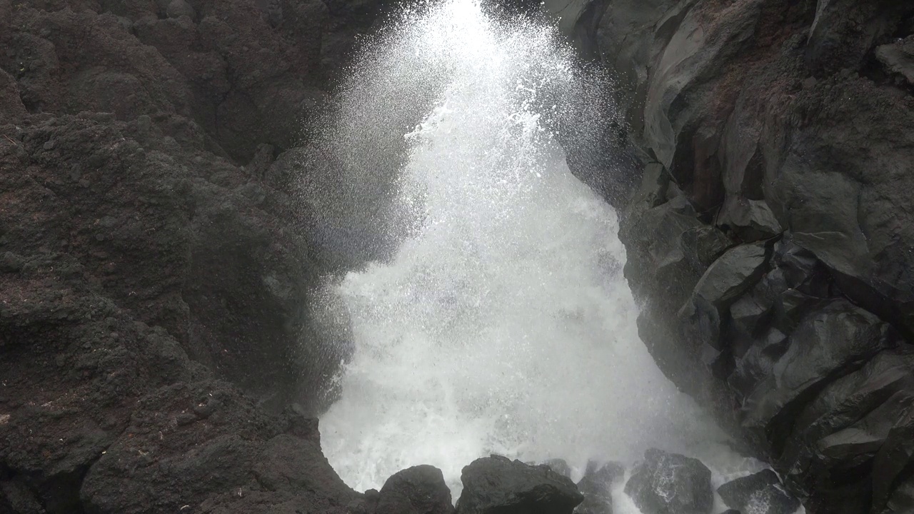 大西洋的巨浪。大西洋的波浪和岩石。美丽的海景。大西洋蔚蓝的大海和巨浪冲击着岩石悬崖，溅起水花。视频素材