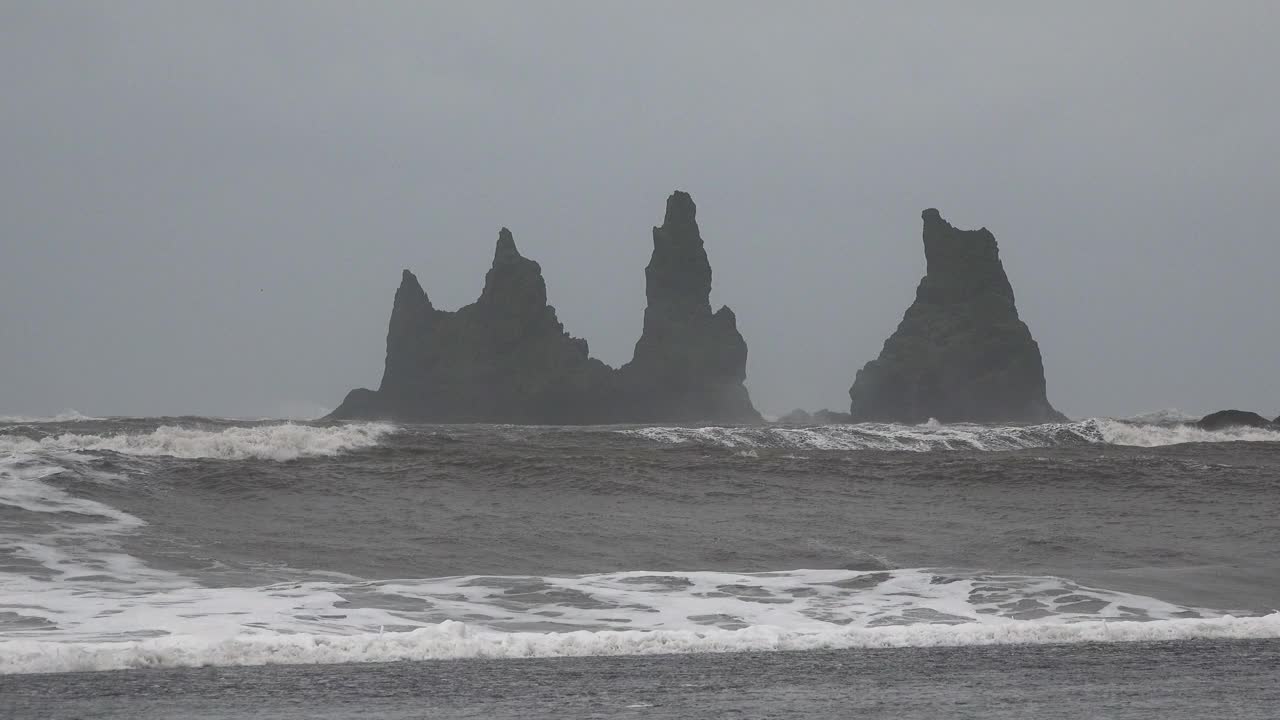 大西洋的巨浪。大西洋的波浪和岩石。美丽的海景。大西洋蔚蓝的大海和巨浪冲击着岩石悬崖，溅起水花。视频素材