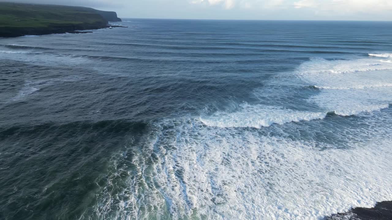 波涛汹涌的海岸线，碧绿的悬崖，宁静的自然风光视频素材