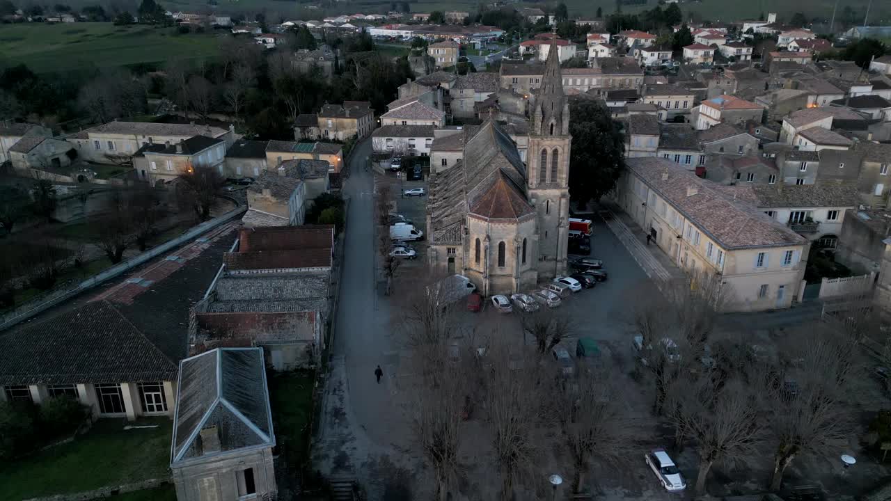 主教堂鸟瞰图，Bourg-sur-Gironde，法国-空中视频素材